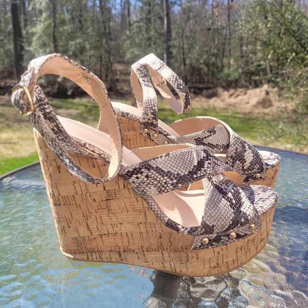 Shoedazzle snakeskin wedge sz8 wide
